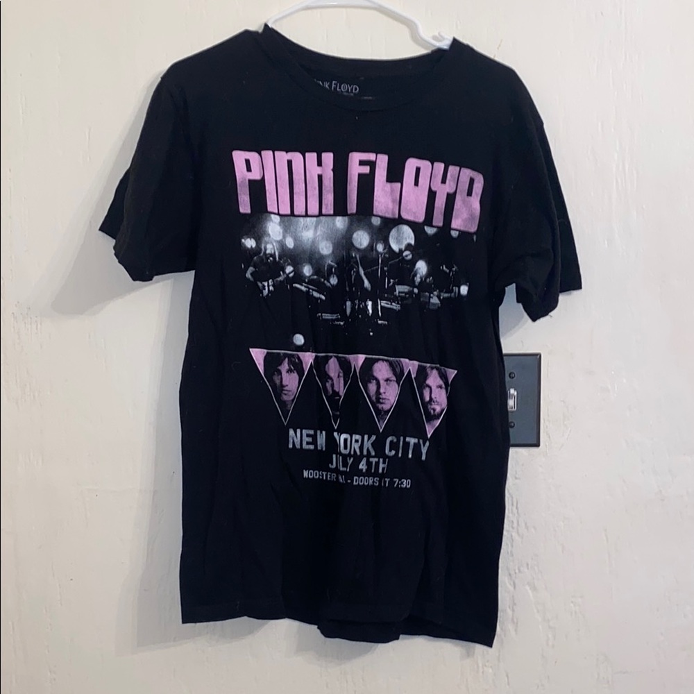 SOLD—-Pink Floyd Black Short Sleeve Tee Iconic Graphic